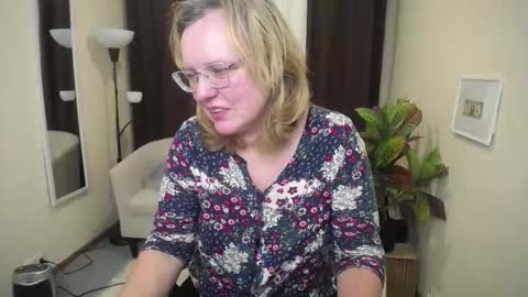 Snapshot of vestawoody chatting on November 2025 01:18:02 PM vestawoody online show from November 2025 01:18:02 PM