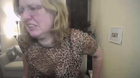 Snapshot of vestawoody chatting on November 2025 07:19:02 AM vestawoody online show from November 2025 07:19:02 AM