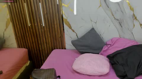 Victoria  online show from November 2025 08:30:01 PM