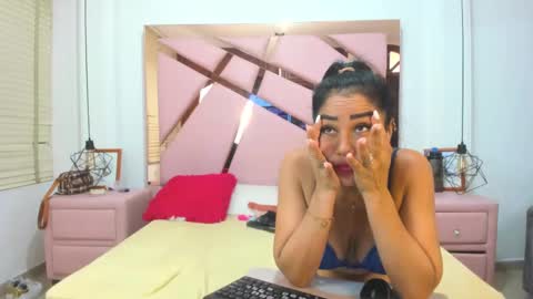 Snapshot of vikitomson chatting on February 2025 05:19:02 PM vikiTomson online show from February 2025 05:19:02 PM