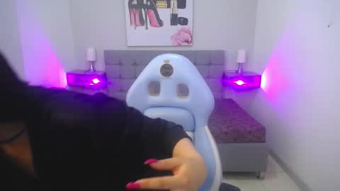 Violet  online show from November 2025 01:32:01 PM