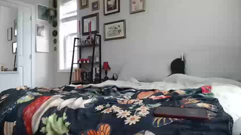 Snapshot of vixenliz chatting on October 2025 04:28:01 PM Liz online show from October 2025 04:28:01 PM