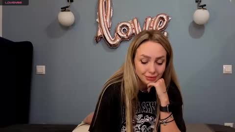 Snapshot of xsexycouples chatting on February 2025 03:31:02 AM AnnaMaee online show from February 2025 03:31:02 AM