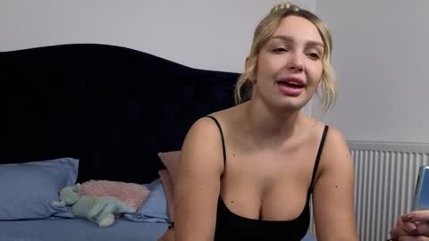 Snapshot of xsexycouples chatting on November 2025 10:09:02 PM AnnaMaee online show from November 2025 10:09:02 PM