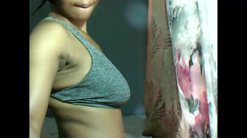 Snapshot of yoncexx25 chatting on February 2025 08:40:01 AM amazingkellyxx online show from February 2025 08:40:01 AM