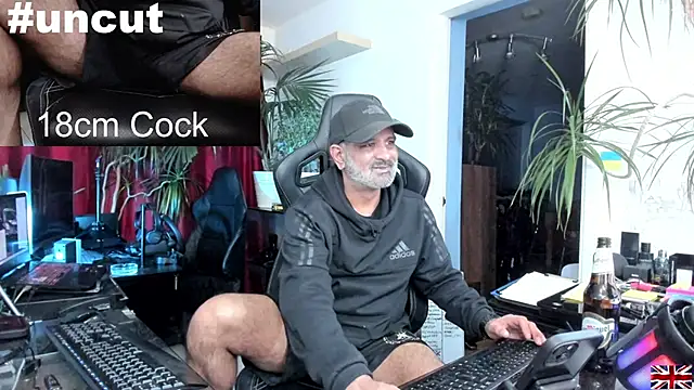Snapshot of OnlineBossUK chatting on January 2025 12:01:01 AM OnlineBossUK online show from January 2025 12:01:01 AM