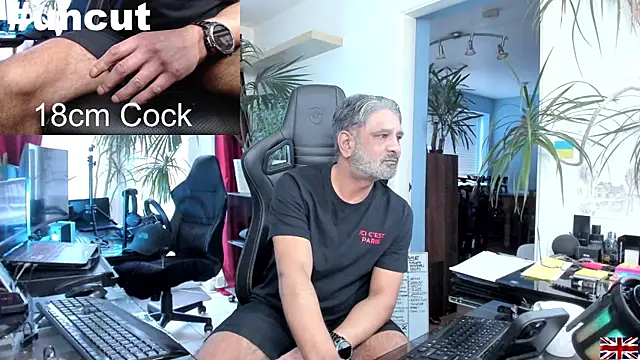 Snapshot of OnlineBossUK chatting on January 2025 03:42:01 PM OnlineBossUK online show from January 2025 03:42:01 PM
