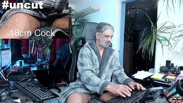 Snapshot of OnlineBossUK chatting on January 2025 04:00:01 AM OnlineBossUK online show from January 2025 04:00:01 AM
