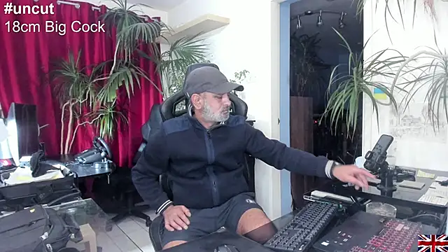 Snapshot of OnlineBossUK chatting on January 2025 02:18:02 AM OnlineBossUK online show from January 2025 02:18:02 AM