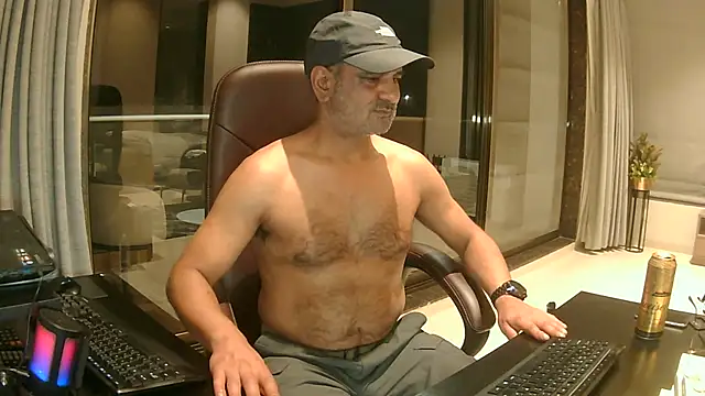 Snapshot of OnlineBossUK chatting on January 2025 09:39:02 PM OnlineBossUK online show from January 2025 09:39:02 PM