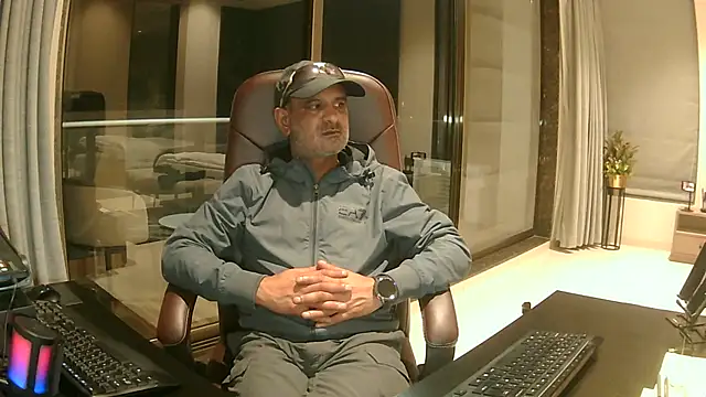 Snapshot of OnlineBossUK chatting on January 2025 12:42:01 AM OnlineBossUK online show from January 2025 12:42:01 AM