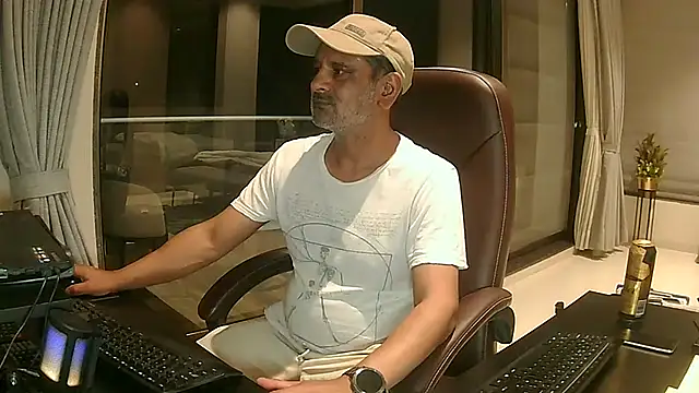 Snapshot of OnlineBossUK chatting on January 2025 05:42:02 PM OnlineBossUK online show from January 2025 05:42:02 PM