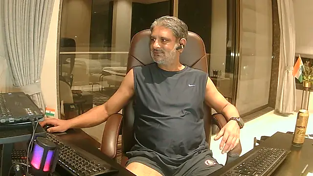 Snapshot of OnlineBossUK chatting on January 2025 04:13:02 PM OnlineBossUK online show from January 2025 04:13:02 PM