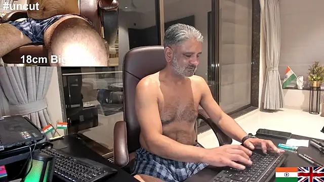 Snapshot of OnlineBossUK chatting on January 2025 04:59:02 PM OnlineBossUK online show from January 2025 04:59:02 PM