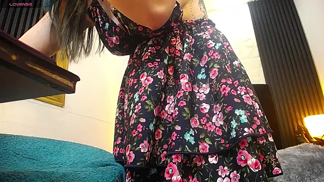 alicia moom online show from December 2024 07:16:01 PM