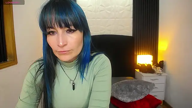 alicia moom online show from December 2024 07:10:01 PM