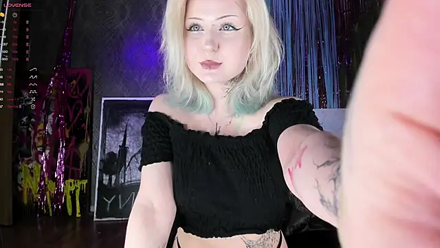 Snapshot of little_grinch666 chatting on December 2024 03:38:02 PM little grinch666 online show from December 2024 03:38:02 PM