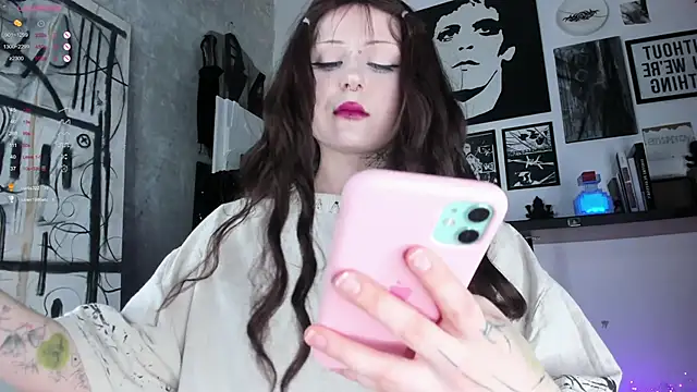 Snapshot of little_grinch666 chatting on December 2024 11:21:01 PM little grinch666 online show from December 2024 11:21:01 PM