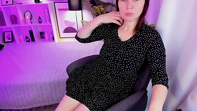 ZoeEast online show from November 2025 01:33:02 PM