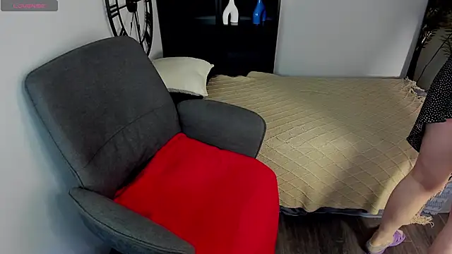 ZoeEast online show from November 2025 01:23:01 PM