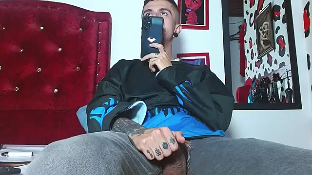 Aaron BigDickxxx online show from December 2024 11:19:01 AM