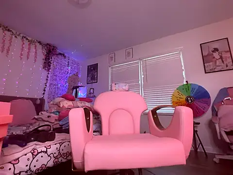 Snapshot of VixenCapri chatting on October 2025 06:47:01 PM VixenCapri online show from October 2025 06:47:01 PM