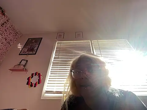 Snapshot of VixenCapri chatting on November 2025 02:17:01 PM VixenCapri online show from November 2025 02:17:01 PM