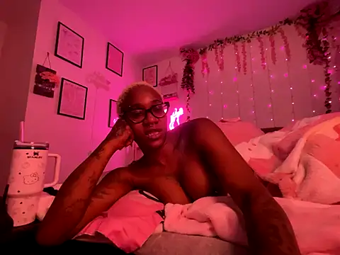 Snapshot of VixenCapri chatting on November 2025 03:01:02 AM VixenCapri online show from November 2025 03:01:02 AM