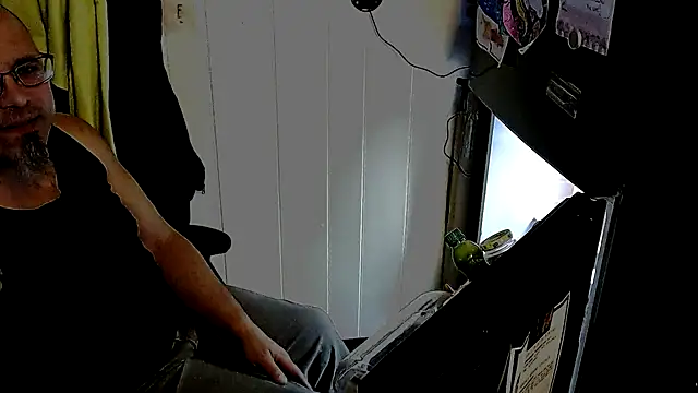 Snapshot of KrazyLegz chatting on November 2025 04:32:02 PM KrazyLegz online show from November 2025 04:32:02 PM