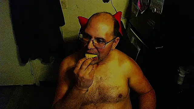 Snapshot of KrazyLegz chatting on December 2025 06:21:02 AM KrazyLegz online show from December 2025 06:21:02 AM