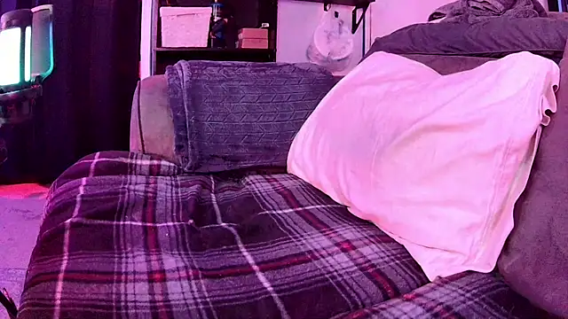 Snapshot of famousALYX chatting on October 2025 07:09:02 AM famousALYX online show from October 2025 07:09:02 AM