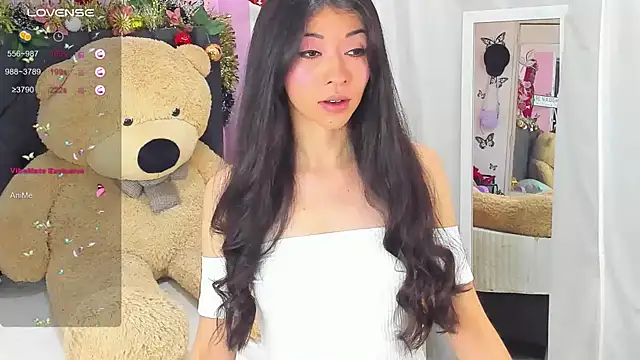 Snapshot of SophiaLiu chatting on December 2024 12:41:02 AM SophiaLiu online show from December 2024 12:41:02 AM