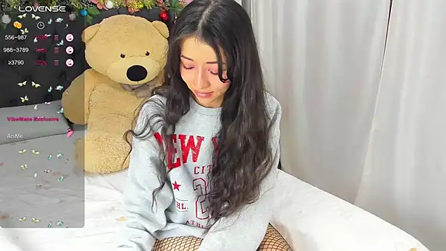 Snapshot of SophiaLiu chatting on December 2024 10:28:02 PM SophiaLiu online show from December 2024 10:28:02 PM