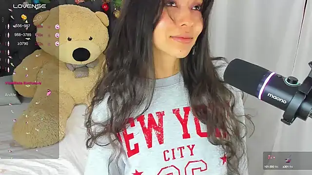 Snapshot of SophiaLiu chatting on December 2024 01:35:02 AM SophiaLiu online show from December 2024 01:35:02 AM