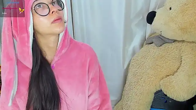 Snapshot of SophiaLiu chatting on February 2025 09:54:01 PM SophiaLiu online show from February 2025 09:54:01 PM