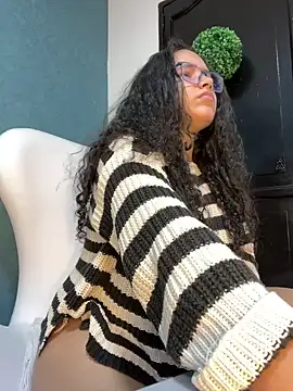 Snapshot of CurlyGirl_1 chatting on February 2025 11:33:01 AM CurlyGirl 1 online show from February 2025 11:33:01 AM