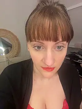 Snapshot of victoirenextdoor chatting on December 2025 09:32:01 PM victoirenextdoor online show from December 2025 09:32:01 PM