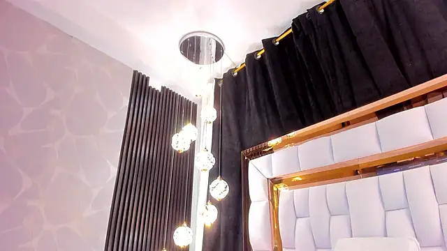 SarayRoyse online show from November 2025 07:30:01 PM