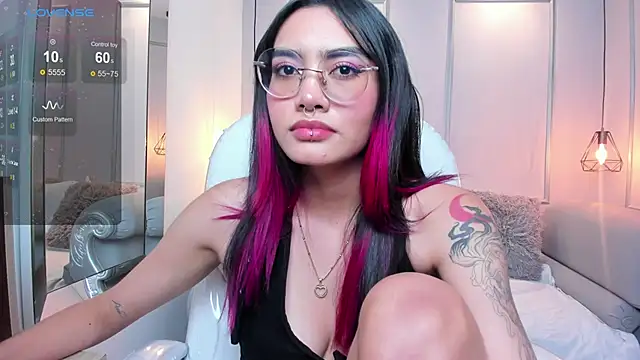 Snapshot of AzuraKindong chatting on January 2025 10:24:01 PM AzuraKindong online show from January 2025 10:24:01 PM