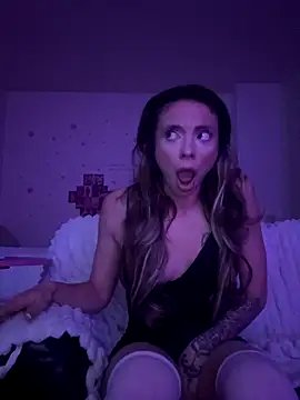 Snapshot of greedybratt chatting on November 2025 08:02:02 AM greedybratt online show from November 2025 08:02:02 AM