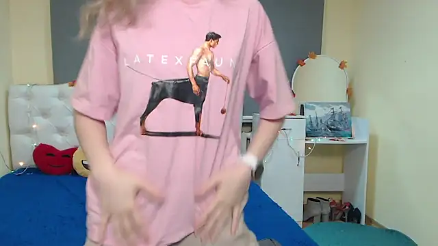 TinaRedly online show from November 2025 06:33:02 PM