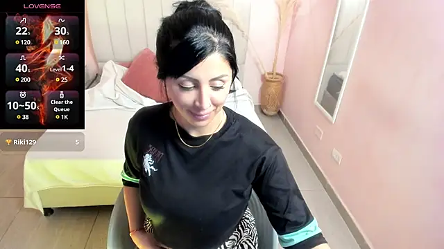 tiffani  love online show from January 2025 06:51:02 PM