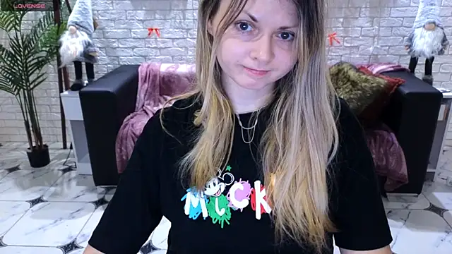 Snapshot of SmilingEmily_ chatting on December 2024 07:28:01 AM SmilingEmily online show from December 2024 07:28:01 AM