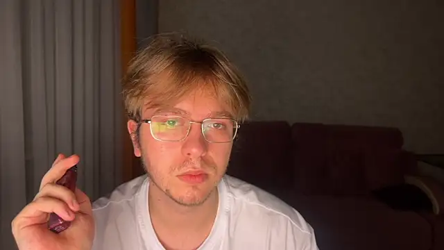 kiopiggy online show from December 2025 07:53:01 PM