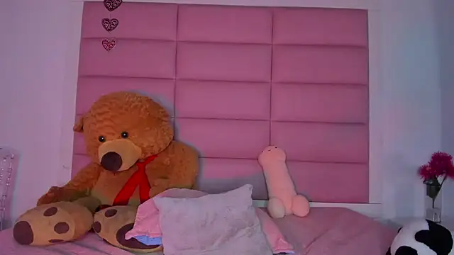 Snapshot of little-Emma chatting on January 2025 06:14:02 AM little-Emma online show from January 2025 06:14:02 AM