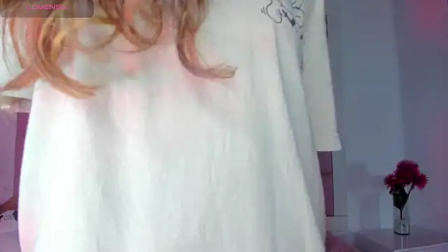 Snapshot of little-Emma chatting on January 2025 03:19:01 AM little-Emma online show from January 2025 03:19:01 AM