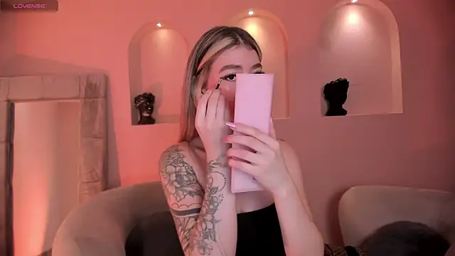 ViolettHansson online show from December 2025 11:30:02 AM