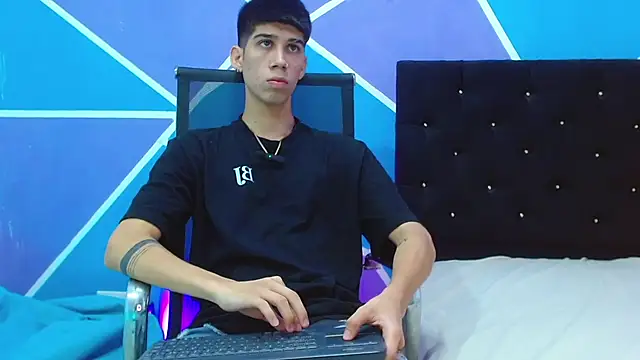 Snapshot of jhony-sex chatting on February 2025 06:42:01 AM jhony-sex online show from February 2025 06:42:01 AM