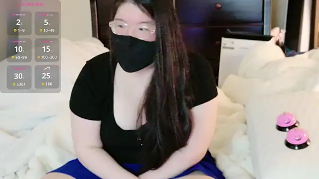 Snapshot of Kara-Nuna chatting on February 2025 07:39:02 AM Kara-Nuna online show from February 2025 07:39:02 AM