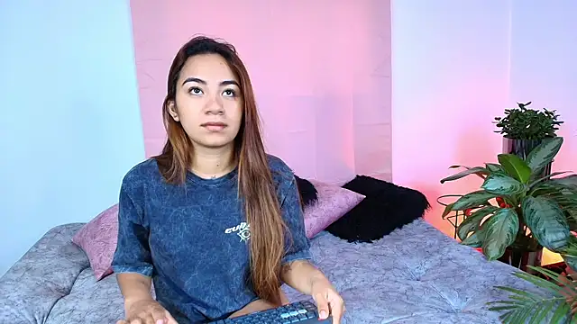 Jules n Gia online show from November 2025 05:37:01 PM